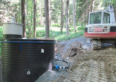 Kabelbau Leitungsbau Tank und Bagger im Wald